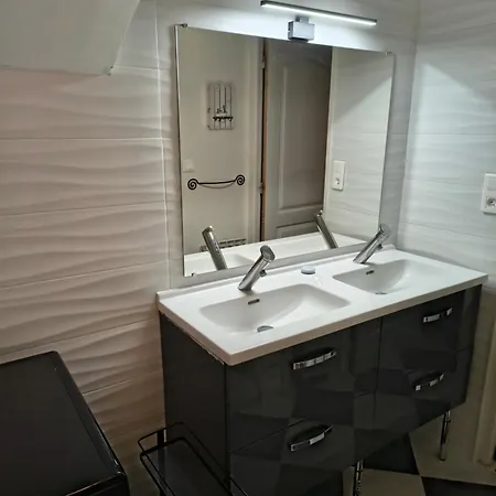 Avec Piscine A 400m De La *