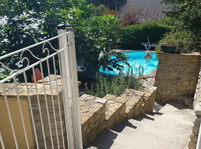 Avec Piscine A 400m De La