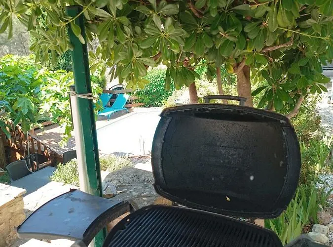 Avec Piscine A 400m De La