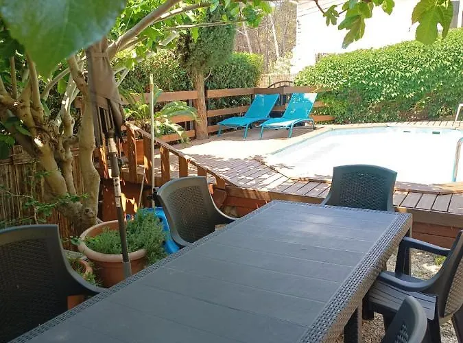 Avec Piscine A 400m De La بيت للعطل