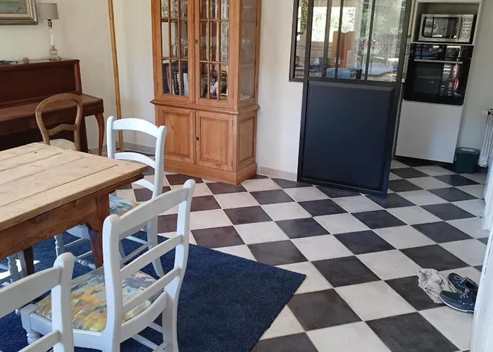 Avec Piscine A 400m De La